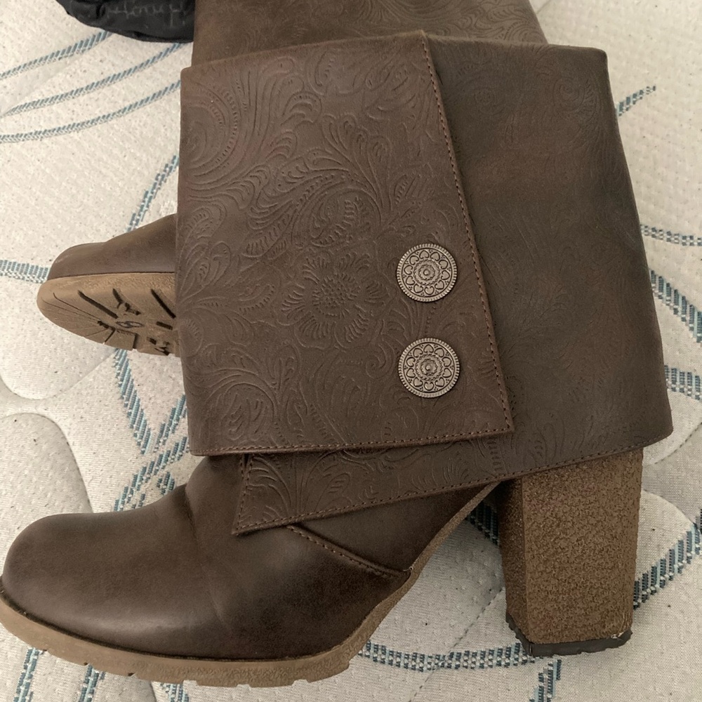 Muk Luks embossed cuff boots - Picture 4 of 7